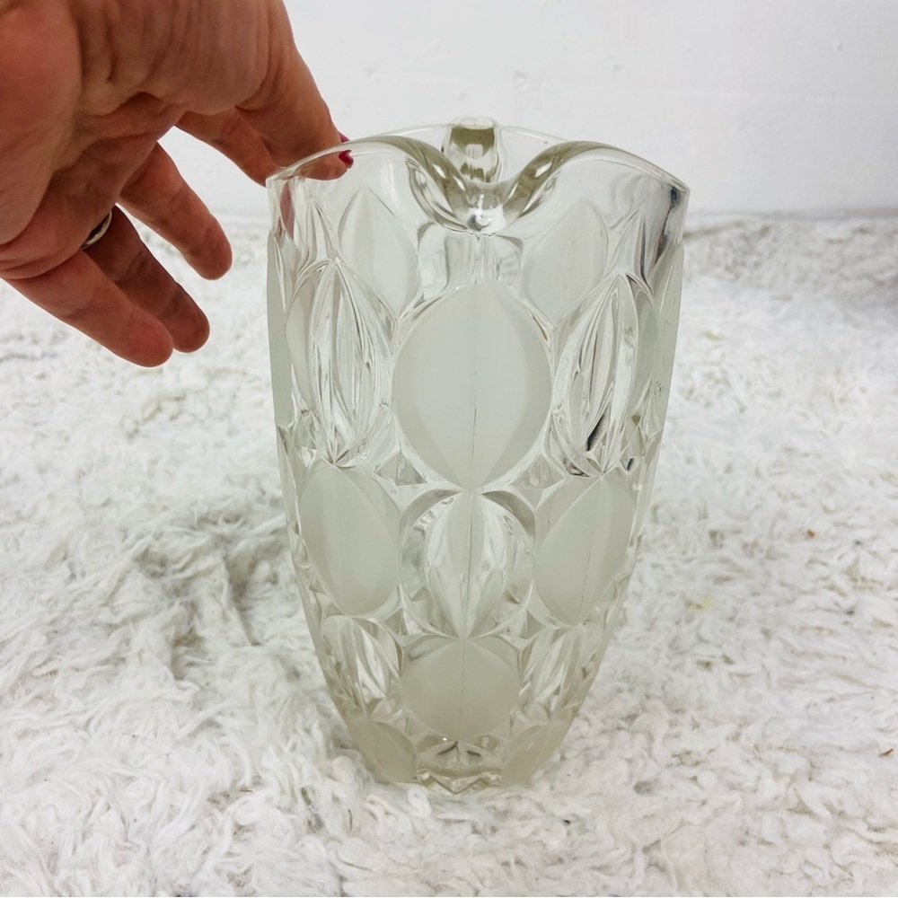Unbranded Elegant Clear and Frosted Glass Pitcher - Picture 5 of 8